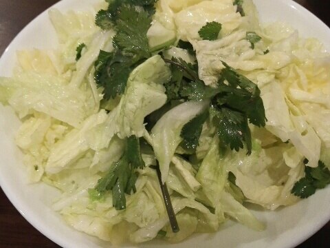 白菜とパクチーのサラダ
